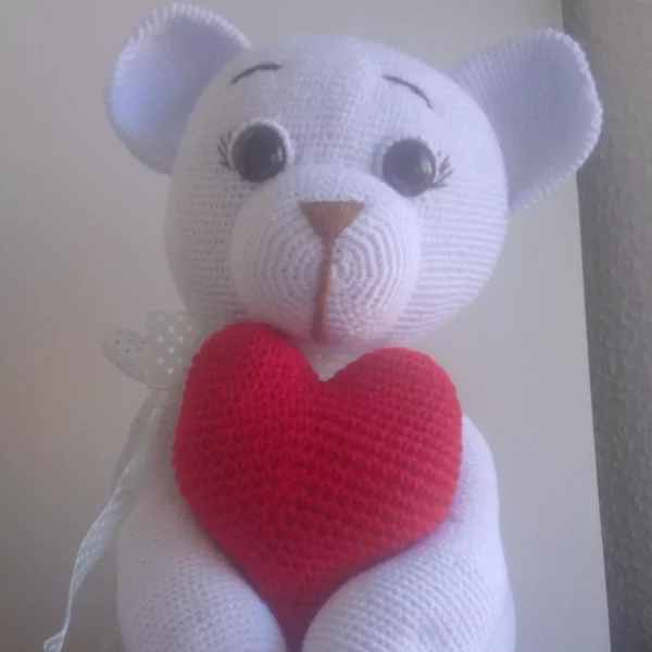 RegalosColombianos.com -Oso Blanco con Corazón Rojo en Crochet