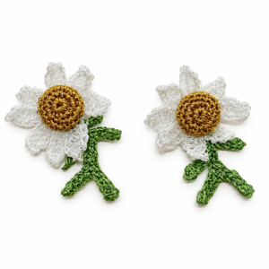 Aretes Margarita Dorada – Aretes Florales Tejidos a Mano