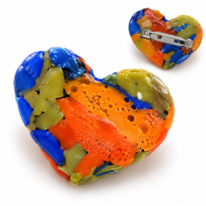 ECOcorazón: Broche artesanal de plástico reciclado