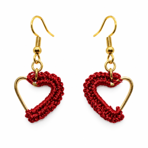 Aretes Corazón Enamorado – Tejidos a Mano en Hilo Metalizado Rojo