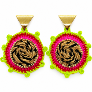 Aretes Carnaval Fucsia y Verde Neón – Aretes Artesanales Tejidos